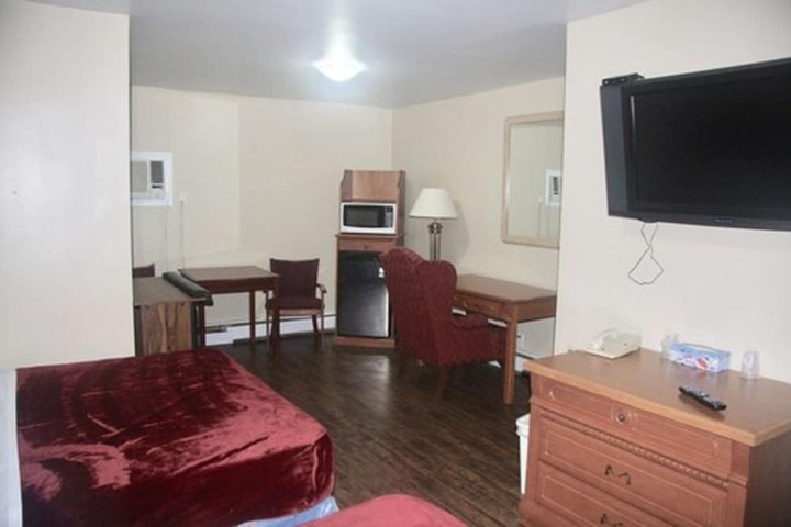 1 Queen Bed (2 of 17)