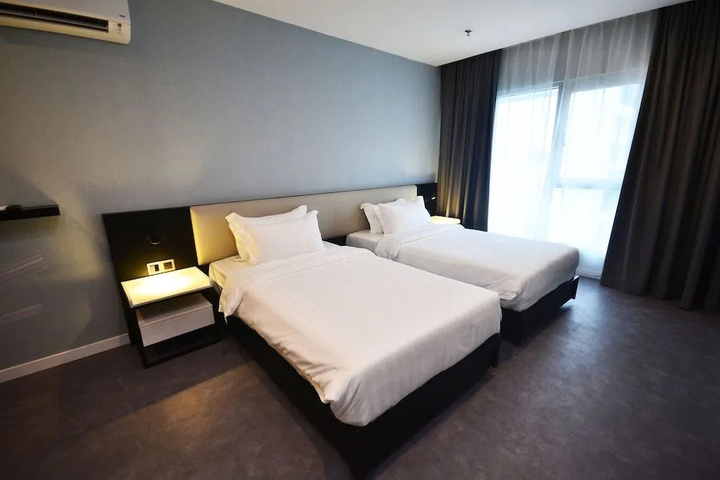 Room 6 of 13