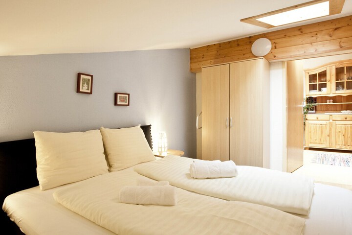 Room 16 of 76