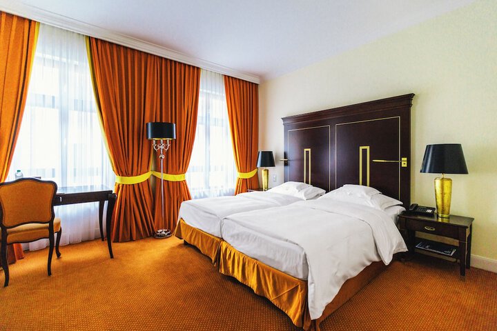 Room 32 of 66