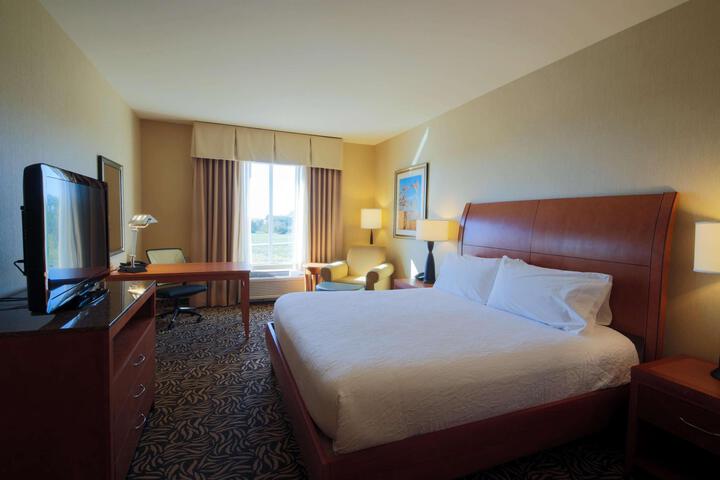 1 King Bed (4 of 25)