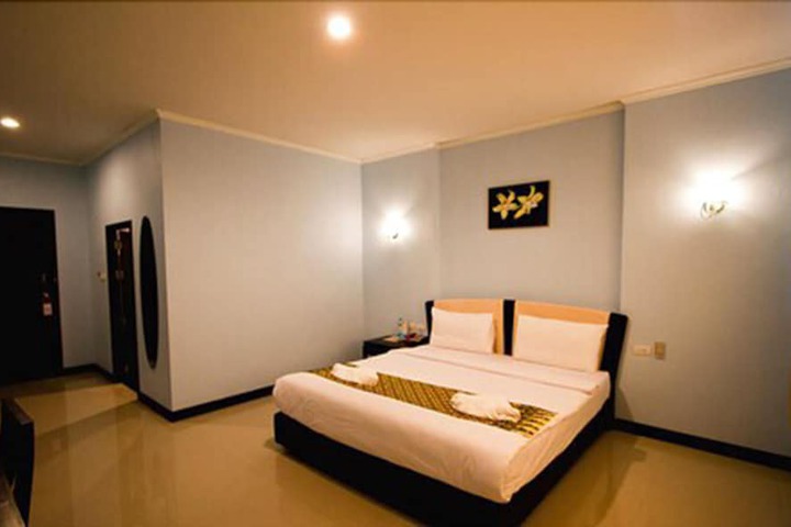 Room 12 of 33