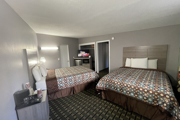 1 Queen Bed (15 of 56)