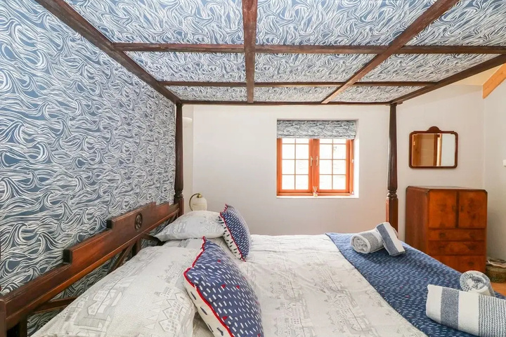 Room 5 of 14