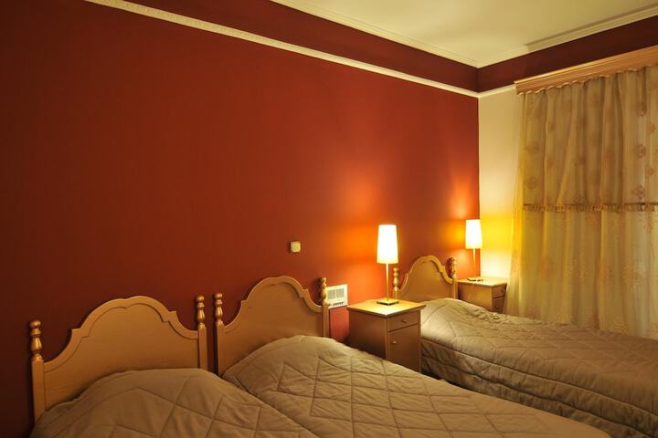 Room 27 of 48