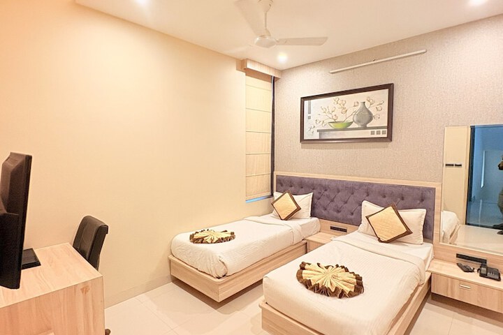 Room 6 of 16