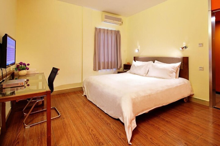 Room 12 of 27