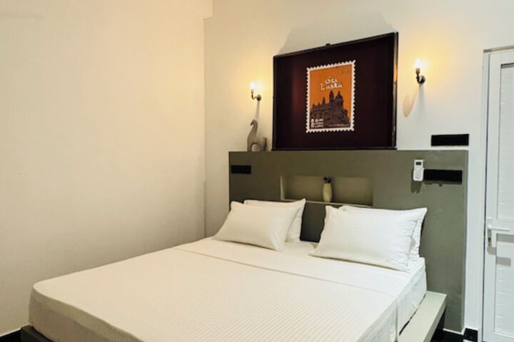 Room 13 of 32