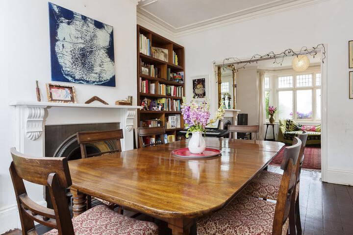 Veeve 4 Bed Family Home on Downton Avenue South London