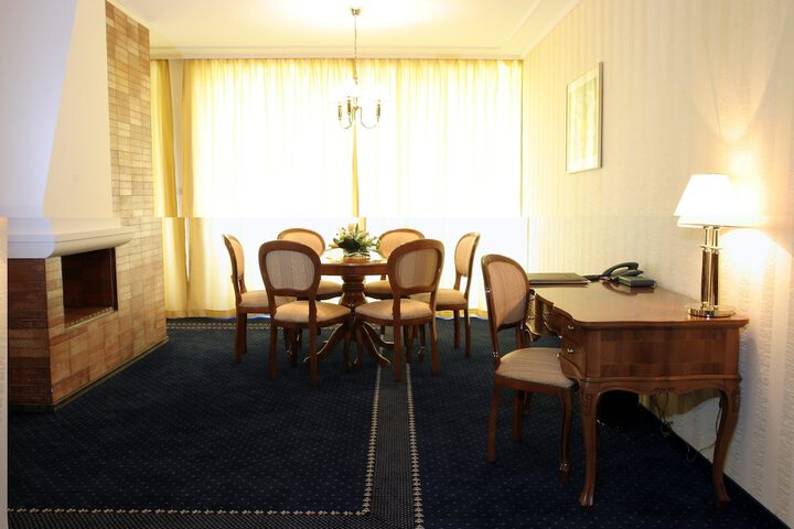 Room 9 of 26
