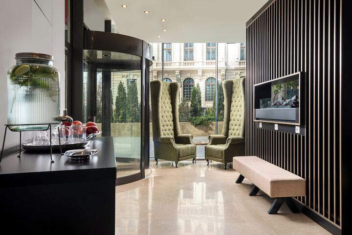 Entrance & Lobby