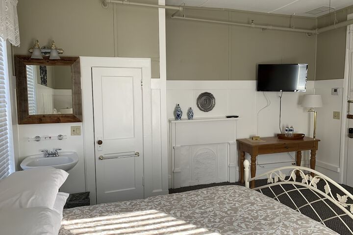 Traditional Double Room 1 Queen Bed Garden View (29 of 58)
