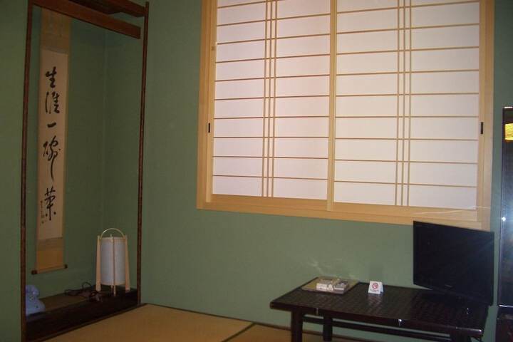 Room 6 of 32