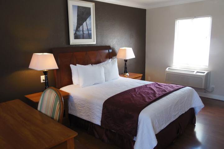 1 Queen Bed (8 of 12)