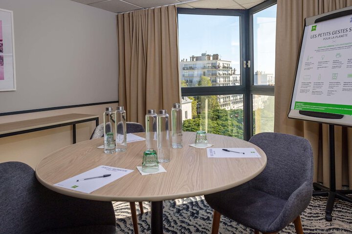 Room 25 of 182