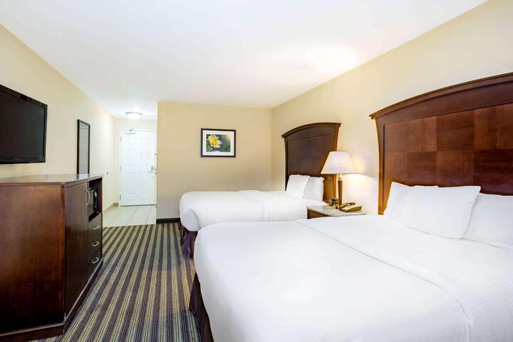 2 Queen Beds (6 of 8)
