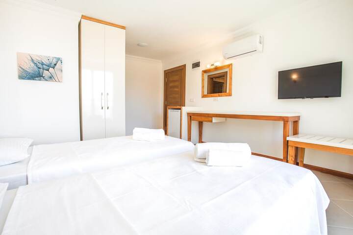 Room 2 of 37