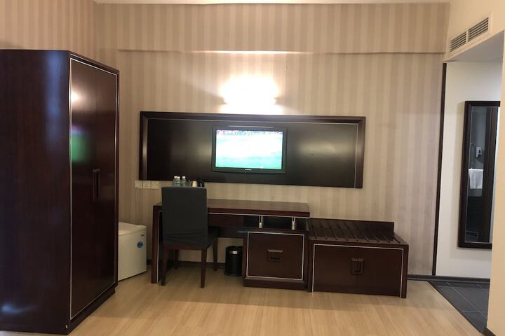 Room 17 of 37