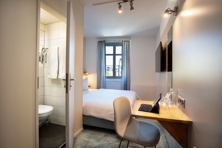 Room 9 of 29