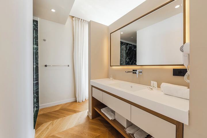 Room 15 of 23