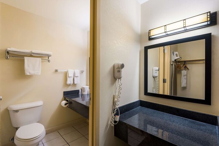Accessible 1 King Accessible Roll in Shower Work Desk Microwave and Refrigerator WiFi Full Breakfast (14 of 14)