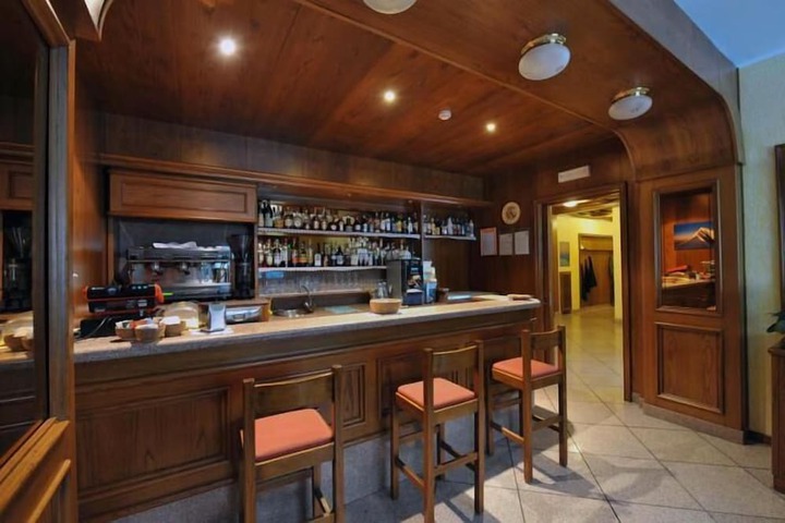 Lounge 66 of 75