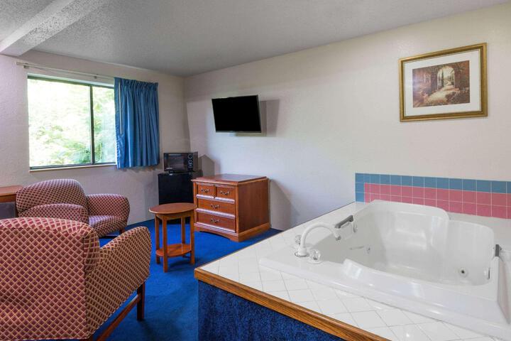 1 King Bed (8 of 10)