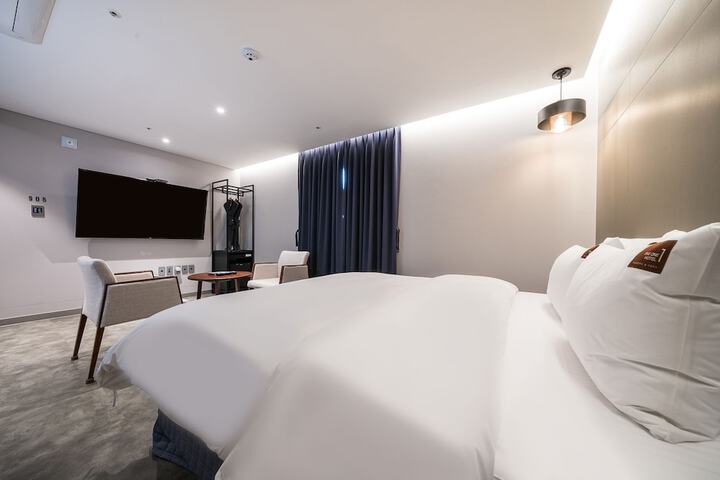 Room 7 of 48