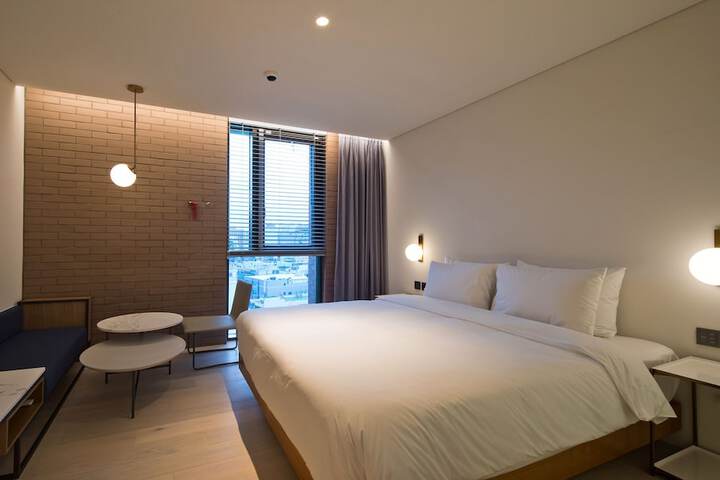 Room 6 of 11