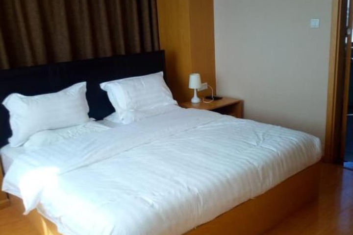 Room 5 of 12