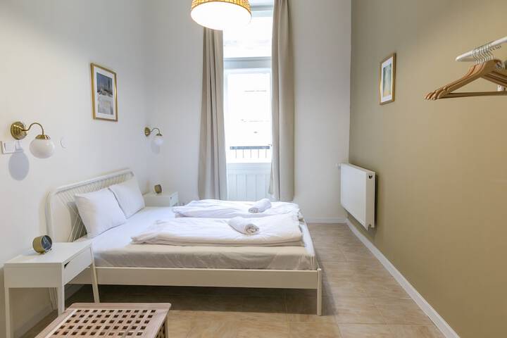 Room 2 of 10