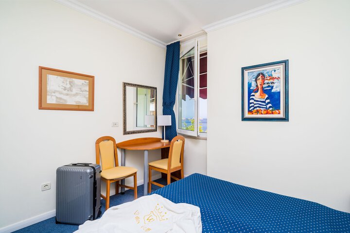 Room 18 of 53