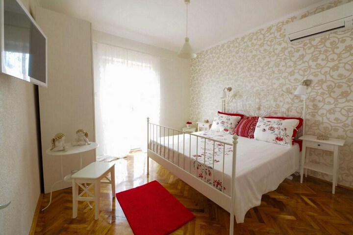 Room 2 of 49