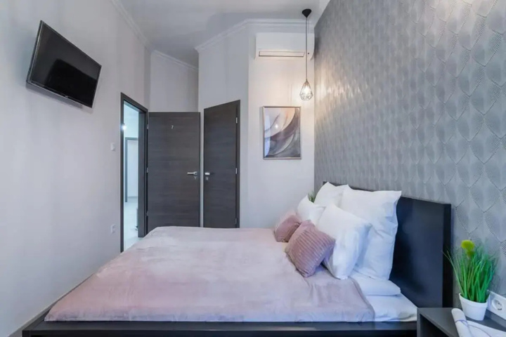 Room 5 of 10
