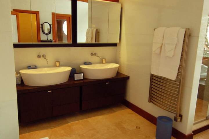Room 13 of 40