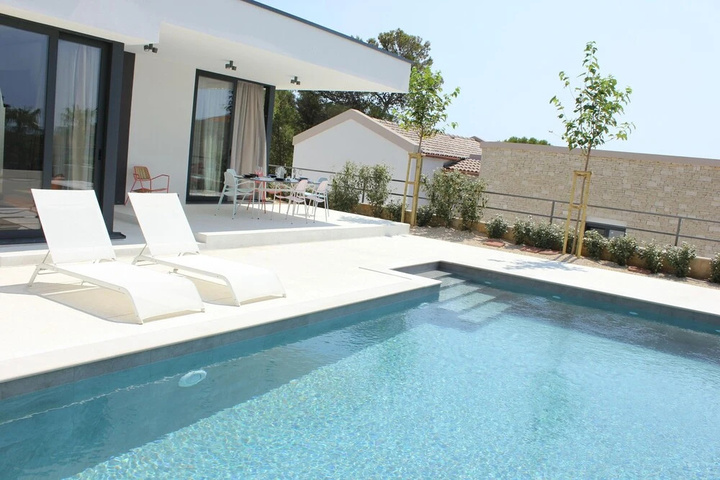 Pool 8 of 14