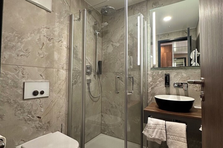 Room 45 of 100