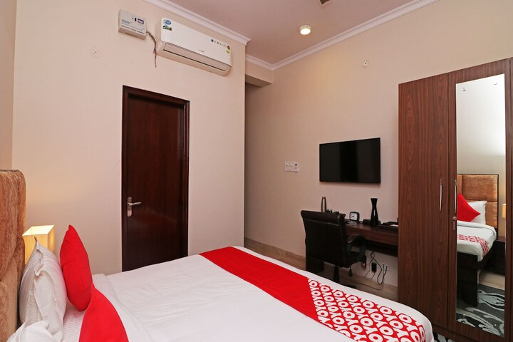 Room 6 of 18