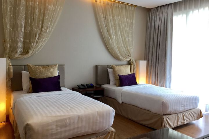 Room 12 of 108