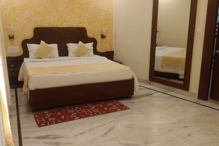Room 5 of 32