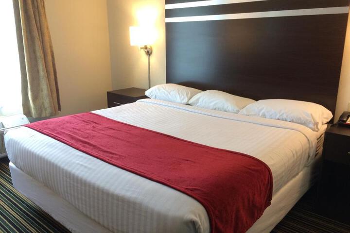 Standard Single King Bed Jetted Tub (1 of 4)