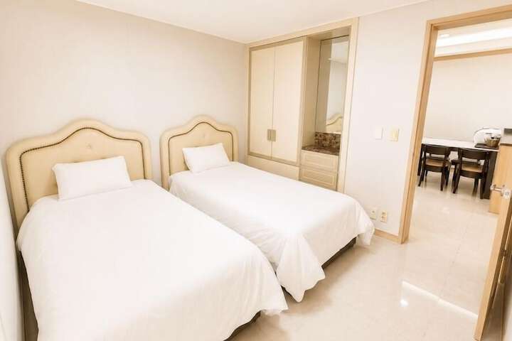 Room 5 of 79