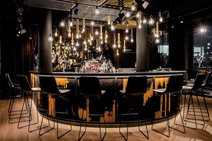 Lounge 21 of 28
