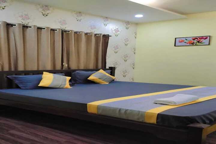 Room 6 of 13