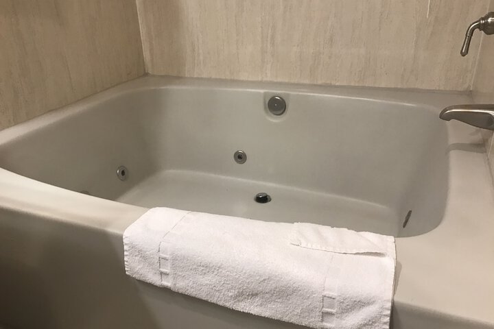 Jetted tub