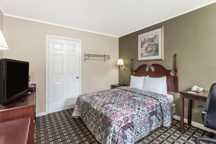 1 Queen Bed Accessible (4 of 7)