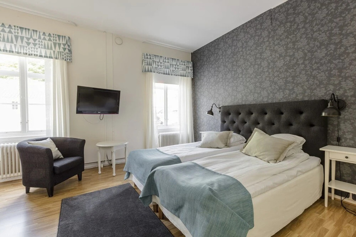 Room 4 of 12