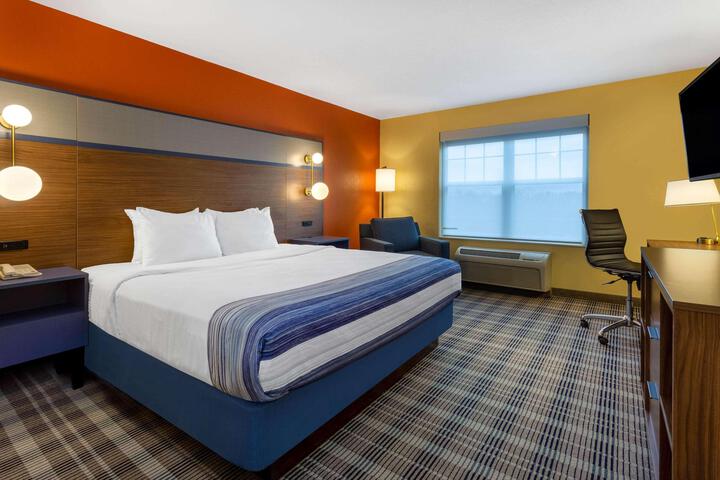 1 King Bed (5 of 17)