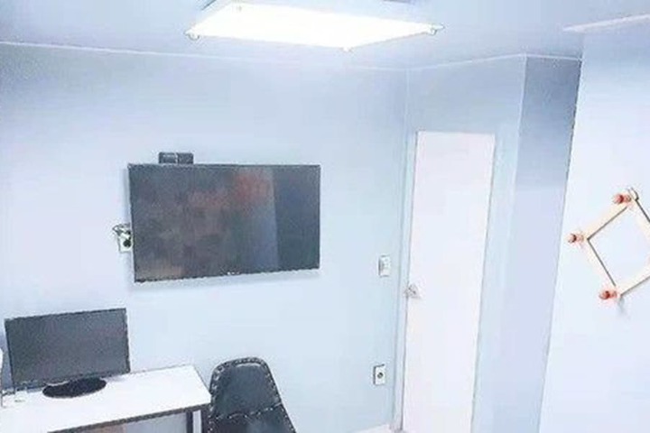 Room 5 of 8