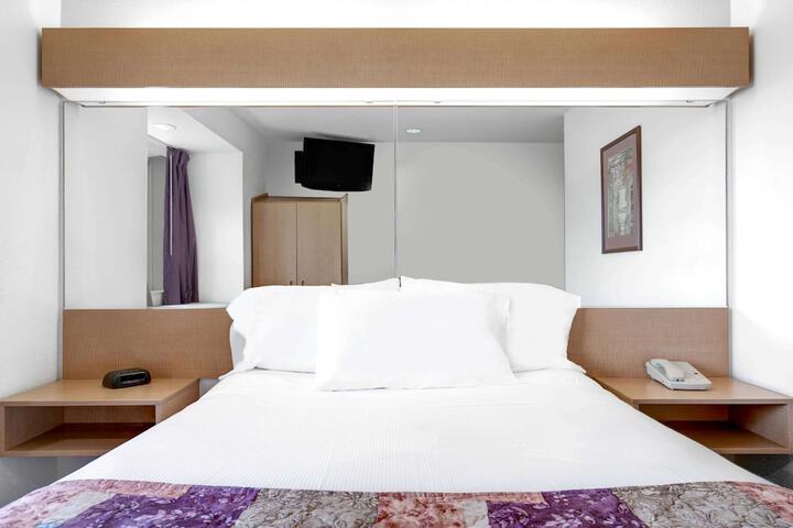 1 Queen Bed (17 of 21)